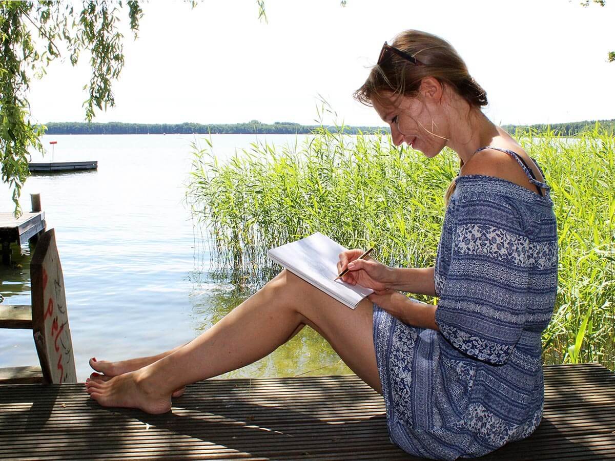 Illustratorin Nastja Holtfreter am See beim zeichnen