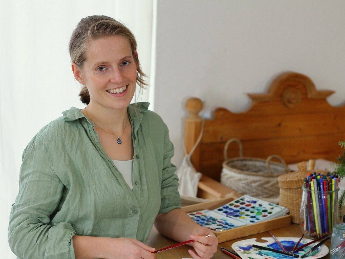 Illustratorin Sophia Drescher am Schreibtisch